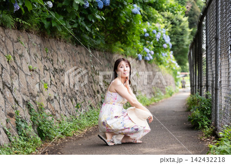 紫陽花通りに座る若い女性 紫陽花通りに座る若い女性 142432218