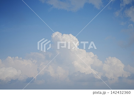 青空に大きく広がる夏の入道雲 青空に大きく広がる夏の入道雲 142432360