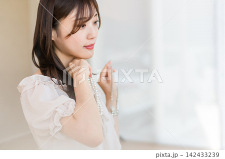 パールネックレスを身につける若いアジア人女性 パールネックレスを身につける若いアジア人女性 142433239