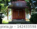 木々に囲まれた朱色の小さな稲荷社　日本の地方風景 142433598