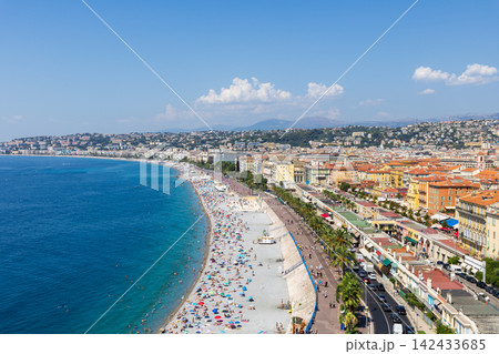 真夏の南フランスのニースのビーチの風景 142433685