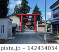 住宅街に立つ朱色の鳥居と小さな稲荷社　山形県尾花沢市 142434034