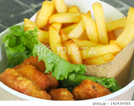 紙カップに入ったフライドポテトとチキンナゲットのセット 紙カップに入ったフライドポテトとチキンナゲットのセット 142434565