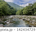 夏の緑に囲まれた高瀬川の清流　長野県大町市 142434729