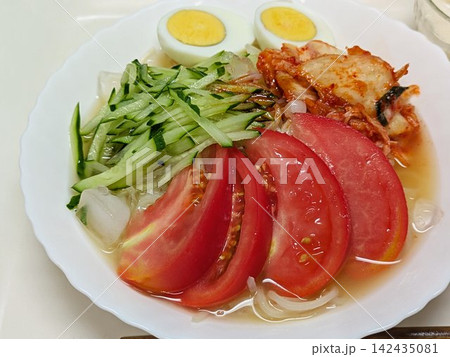 清涼感あふれる岩手名物の本格盛岡冷麺(ツルツル食感の麺と爽やかなトマト・キムチのトッピング) 清涼感あふれる岩手名物の本格盛岡冷麺(ツルツル食感の麺と爽やかなトマト・キムチのトッピング) 142435081
