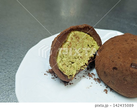 ココアパウダーを纏った濃厚ピスタチオ餡入りスイーツのドバイチョコ餅 142435089
