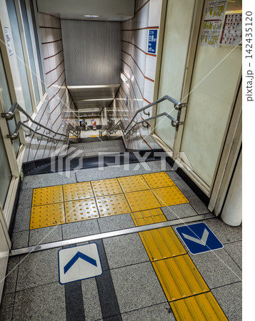 地下通路にある階段手前の点字ブロック設置例 地下通路にある階段手前の点字ブロック設置例 142435120