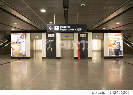 「出発」「到着」の標識が掲げられた、旅の始まりを感じさせる空港のロケーション 「出発」「到着」の標識が掲げられた、旅の始まりを感じさせる空港のロケーション 142435205