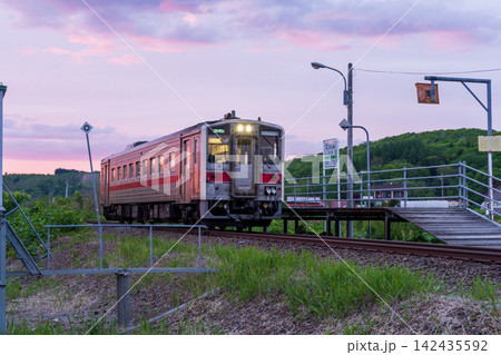 宗谷本線 夕暮れの日進駅に停車する気動車 宗谷本線 夕暮れの日進駅に停車する気動車 142435592
