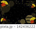 秋の和風モダンデザイン（黒背景）　紅葉したモミジ・イチョウの葉と丸型の和柄フレーム背景ベクター 142436222