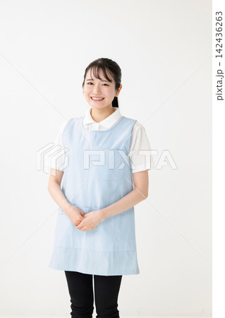 エプロンをした女性 エプロンをした女性 142436263