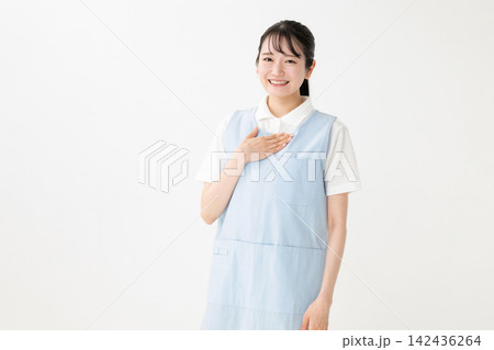 エプロンをした女性 エプロンをした女性 142436264
