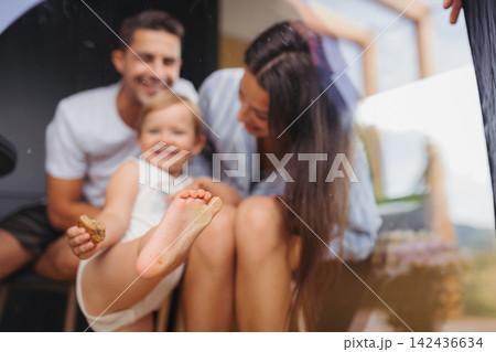 Young woman with husband and baby indoors, weekend away in small cotage n countryside. 142436634