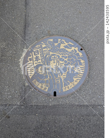 道路に埋め込まれた道路標識 道路に埋め込まれた道路標識 142438595