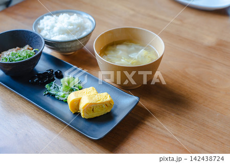 木のテーブルに彩り豊かに並べられたヘルシーな和朝食 木のテーブルに彩り豊かに並べられたヘルシーな和朝食 142438724