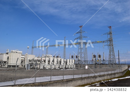 屋外変電設備と送電塔 142438832