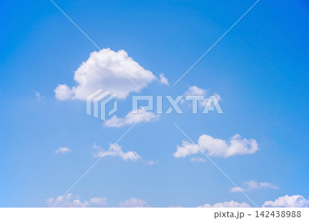 青空に浮かぶ白い雲 142438988
