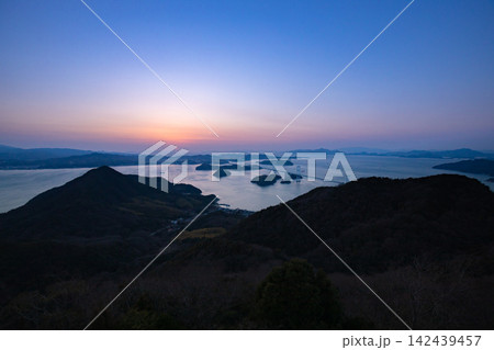 夕暮れの来島海峡と瀬戸内海の島々（愛媛県今治市） 142439457