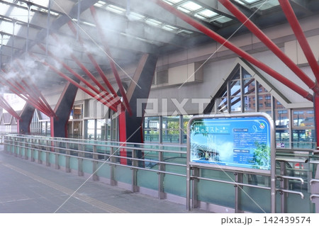 JR岐阜駅前の猛暑対策「杜のミスト」 142439574