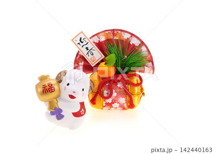 年賀素材 未年 打ち出の小槌を持った可愛らしい仔羊 年賀素材 未年 打ち出の小槌を持った可愛らしい仔羊 142440163