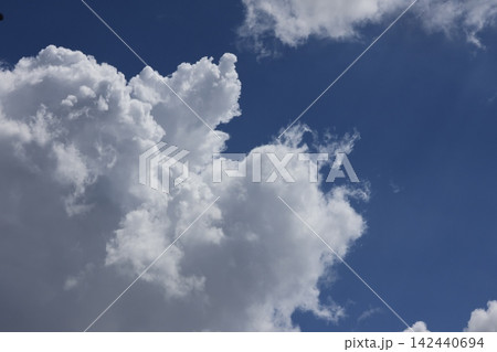 夏空の白い雲 夏空の白い雲 142440694