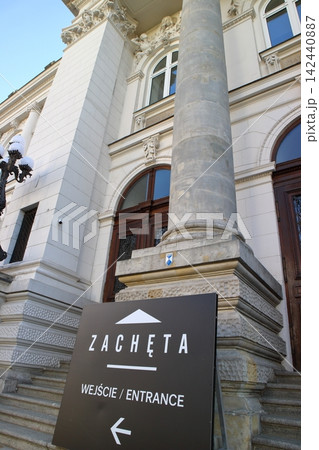 【ポーランド】 【ワルシャワ】　ワルシャワの街並み　ザヘンタ国立美術館 142440887