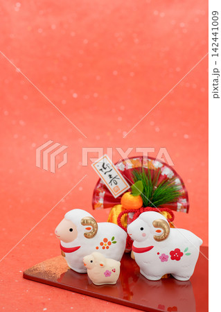 年賀素材 未年 可愛い白い羊の親子と正月飾り 和紙バック 年賀素材 未年 可愛い白い羊の親子と正月飾り 和紙バック 142441009