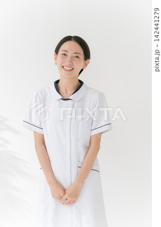 笑顔の白衣の女性 笑顔の白衣の女性 142441279