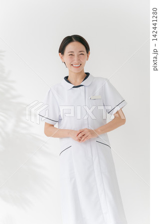 笑顔の白衣の女性 笑顔の白衣の女性 142441280