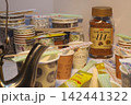 インスタントコーヒーと紙コップたち 142441322