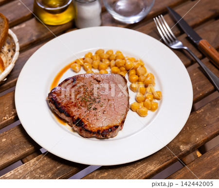 Stewed or fried beef tenderloin is served with chickpea ragout 142442005