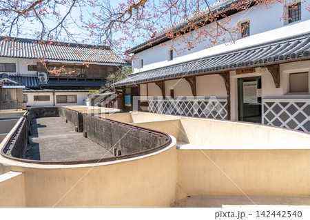 奈良県宇陀市 宇陀松山の町並みの中にある森野旧薬園旧工場の葛の晒し場 奈良県宇陀市 宇陀松山の町並みの中にある森野旧薬園旧工場の葛の晒し場 142442540