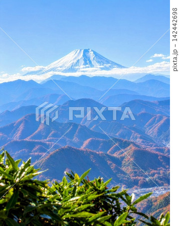 富士山と手前に広がる連峰の景色 142442698