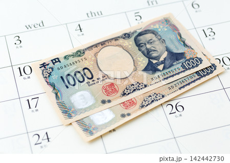 二千円のお金とカレンダー 二千円のお金とカレンダー 142442730