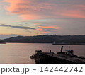 港の夕暮れ 142442742