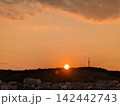 住宅街に沈む夕日 142442743