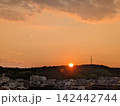 住宅街に沈む夕日 142442744