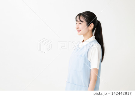 エプロンをした女性 エプロンをした女性 142442917
