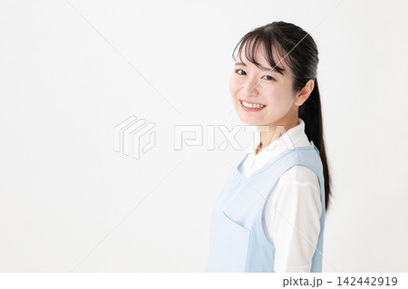 エプロンをした女性 エプロンをした女性 142442919