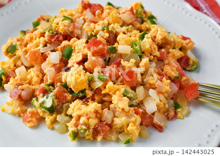 ウェボス・ア・ラ・メヒカーナ Huevos a la mexicana (メキシコ料理) ウェボス・ア・ラ・メヒカーナ Huevos a la mexicana (メキシコ料理) 142443025