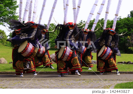 神楽の国のお祭りで、神楽をとる 142443827