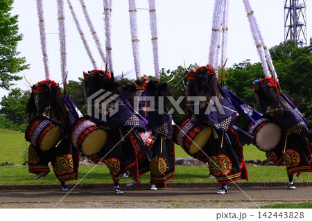 神楽の国のお祭りで、神楽をとる 神楽の国のお祭りで、神楽をとる 142443828