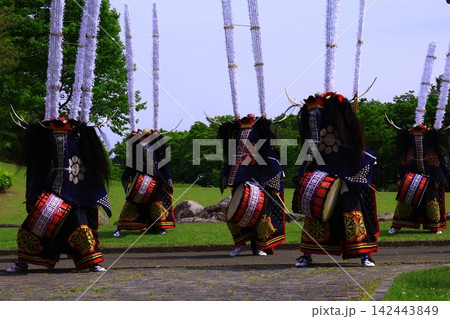 神楽の国のお祭りで、神楽をとる 神楽の国のお祭りで、神楽をとる 142443849