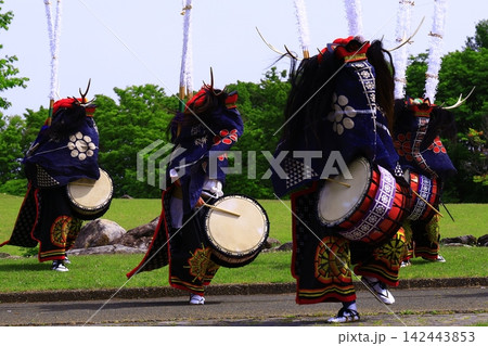 神楽の国のお祭りで、神楽をとる 神楽の国のお祭りで、神楽をとる 142443853