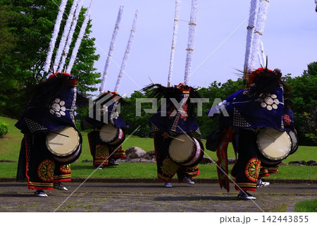 神楽の国のお祭りで、神楽をとる 神楽の国のお祭りで、神楽をとる 142443855