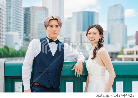 ストリートウエディング 屋外 新郎と新婦 ストリートウエディング 屋外 新郎と新婦 142444425