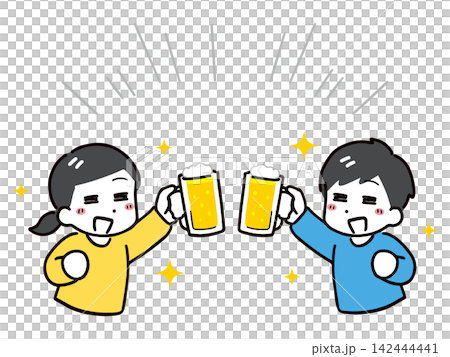 一對穿著休閒服的年輕男女面帶微笑，舉起啤酒杯碰杯。 142444441