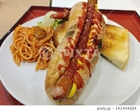 ホットドックの乗った洋食プレート 142444684