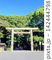 青空と白木の鳥居 142444798