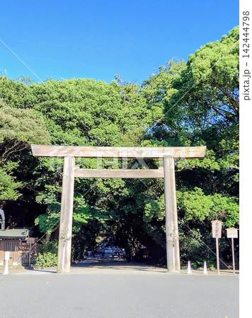 青空と白木の鳥居 142444798